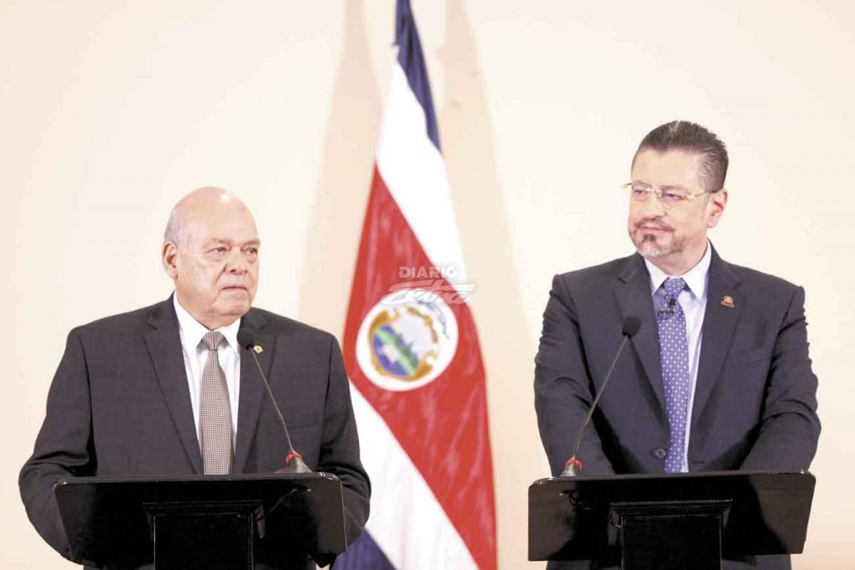 Un hombre con un traje de color negro
Descripción generada automáticamente